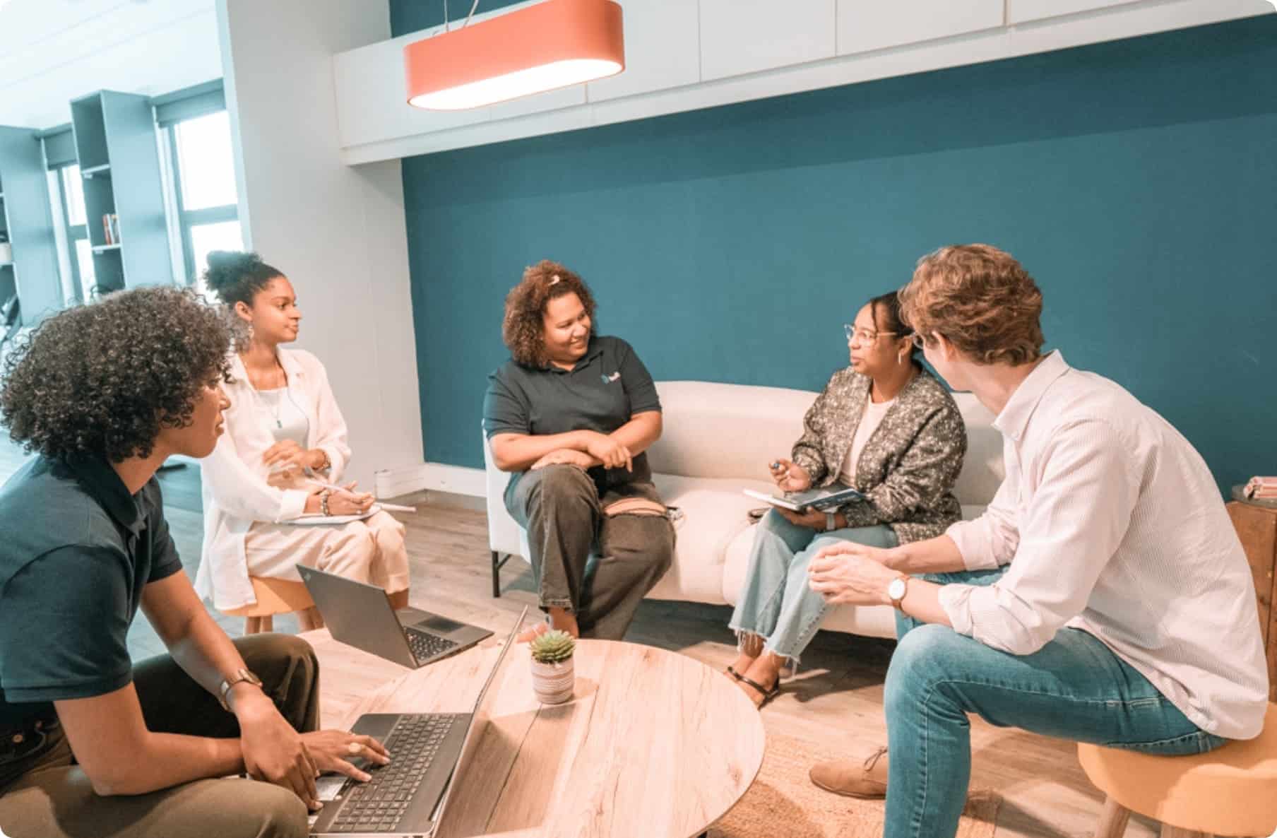 Réunion d'équipe au sein de l'agence Bulle dans leurs bureaux de Phoenix à l'île Maurice