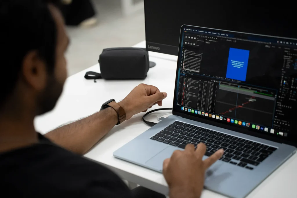 Graphiste de Bulle Studio travaillant sur un visuel dans un workflow créatif IA. Graphiste de Bulle Studio en train de travailler